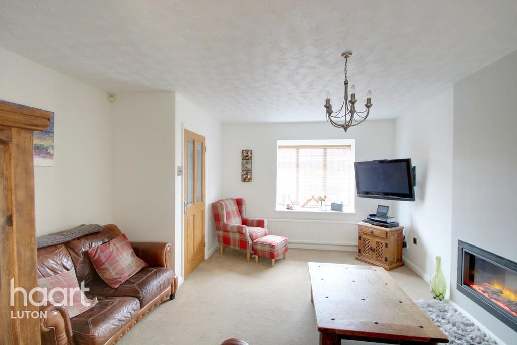 Cromer Way, Luton 3 bed detached house £375,000