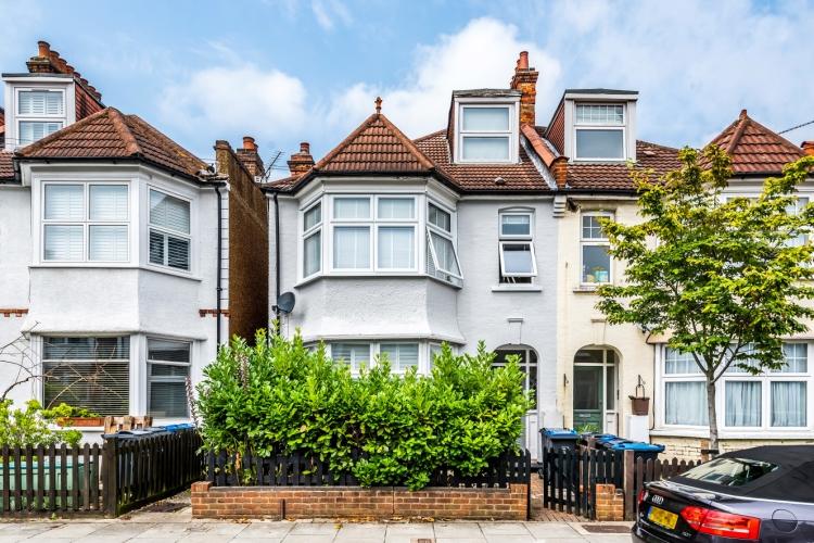 Claremont Avenue New Malden KT3 2 bed apartment £1,550 pcm (£358 pw)