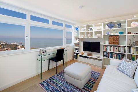 82 Admirals Walk, Bournemouth, BH2 5HG