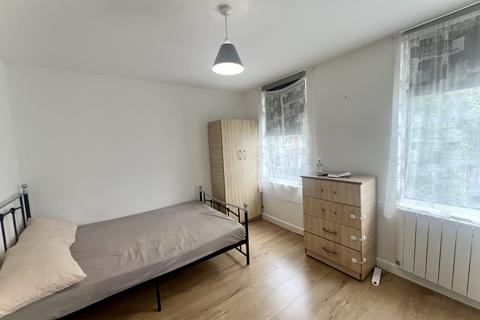 Studio to rent, Kimberley Road, N18