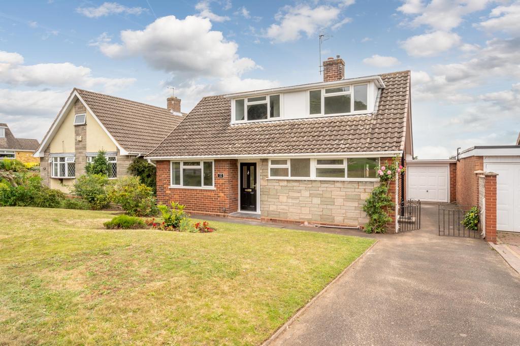Lawnswood Avenue, Stourbridge, DY8 5LP 3 bed detached house £385,000