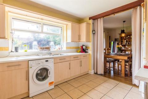 4 Bedford Mount, Leeds, LS16 6DP