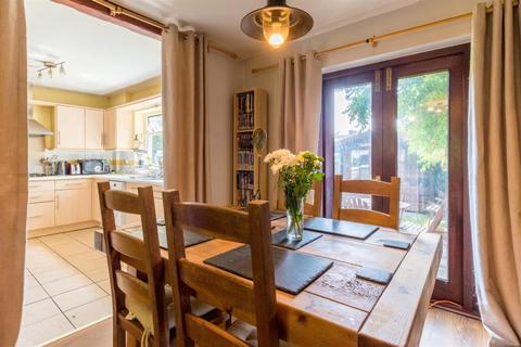 4 Bedford Mount, Leeds, LS16 6DP