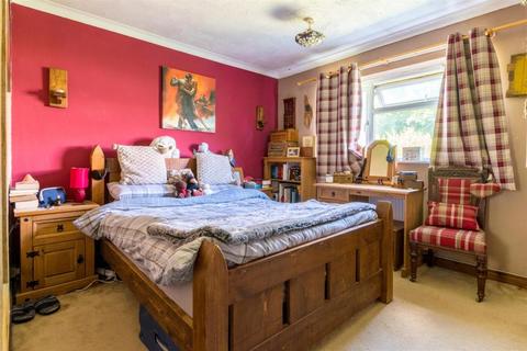 4 Bedford Mount, Leeds, LS16 6DP