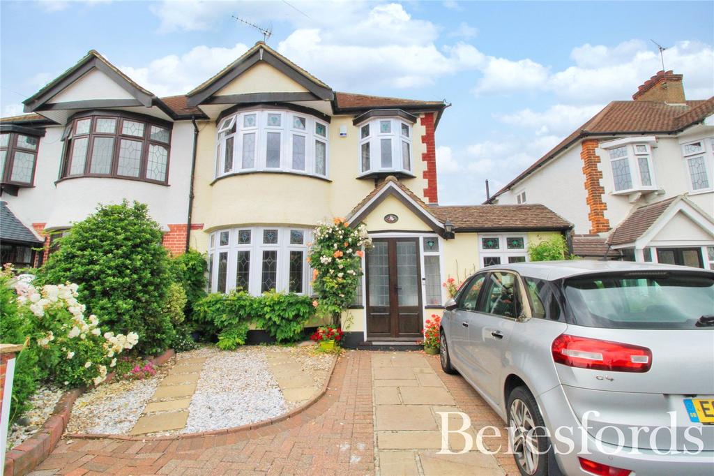 Springfield Gardens, Upminster, RM14 3 bed semidetached house £785,000