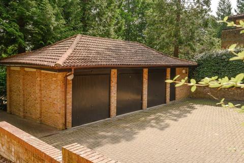 1, Beech Court The Warren, Oxshott, Leatherhead, KT22 0SB