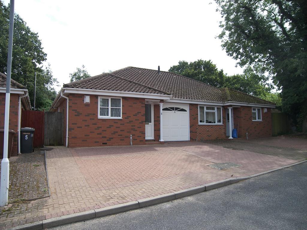 Birch Grove, Potters Bar, Herts, EN6 2 bed semidetached bungalow £