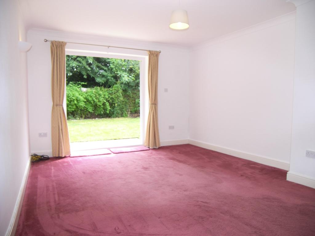 Birch Grove, Potters Bar, Herts, EN6 2 bed semidetached bungalow £