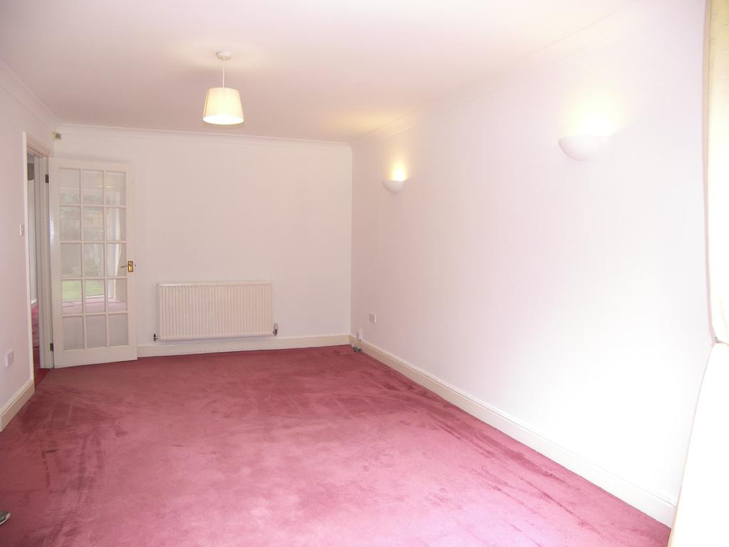 Birch Grove, Potters Bar, Herts, EN6 2 bed semidetached bungalow £