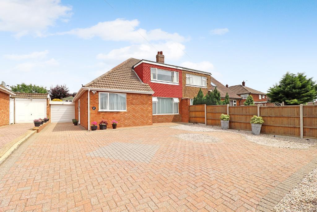 Kynance Close, Stopsley, Luton, Bedfordshire, LU2 9DN 3 bed bungalow