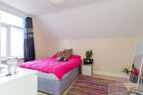 2 bedroom flat to rent, Grove Road, London NW2