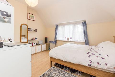 2 bedroom flat to rent, Grove Road, London NW2