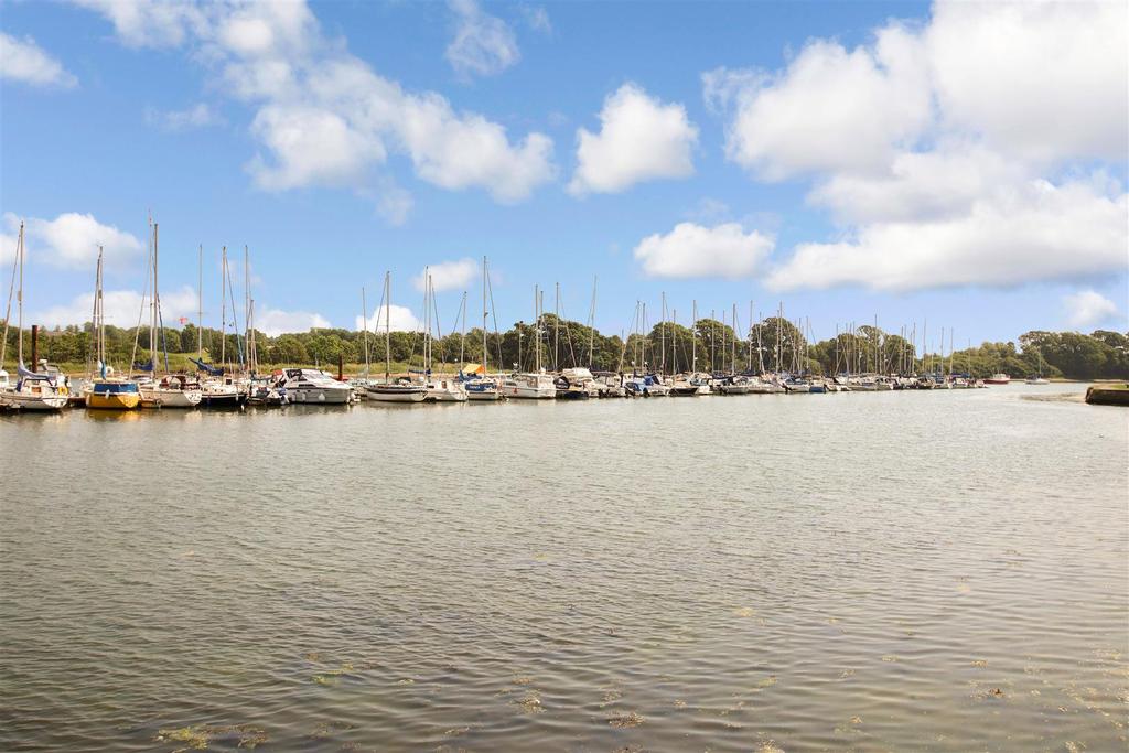 Salterns Estate, Fareham 3 bed semidetached house £300,000
