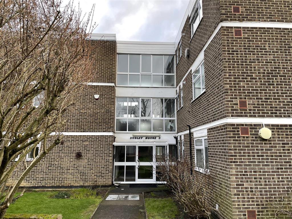 Stratton Close, Edgware 2 bed flat £1,350 pcm (£312 pw)