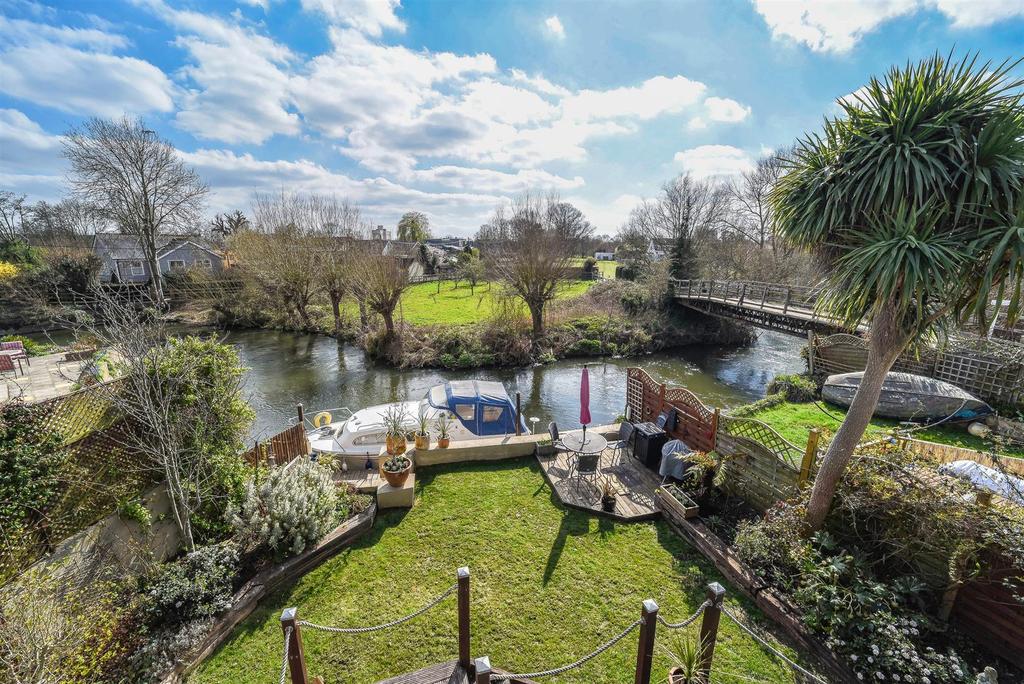 The Creek, SunburyOnThames 4 bed detached house £1,050,000