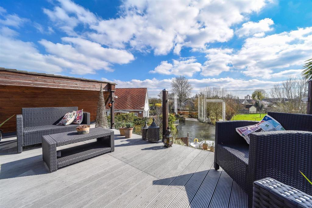 The Creek, SunburyOnThames 4 bed detached house £1,050,000