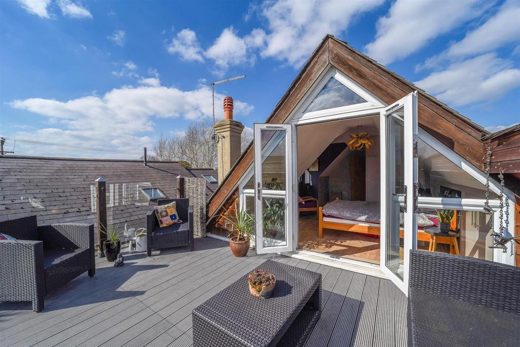 The Creek, SunburyOnThames 4 bed detached house £1,050,000