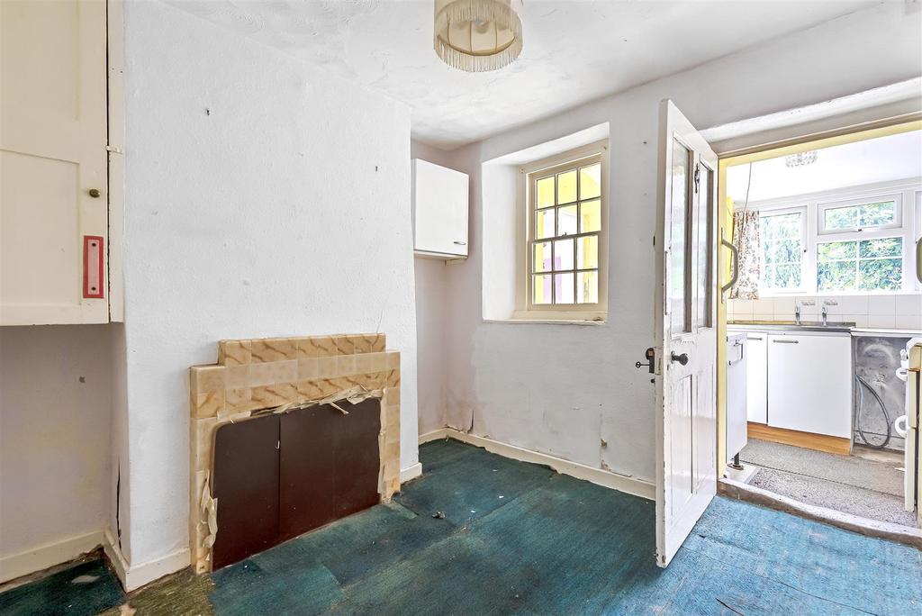 Longleaze Lane, Melksham 2 bed terraced house £140,000