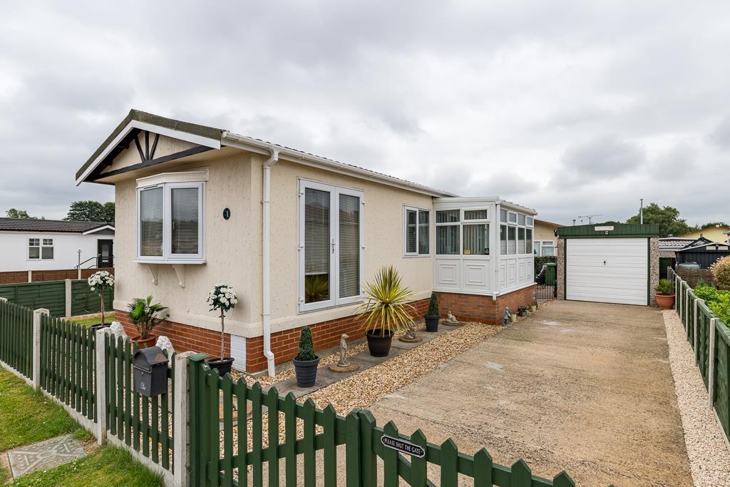 New Road, Ashfield Park, Scunthorpe 2 bed detached bungalow £95,000