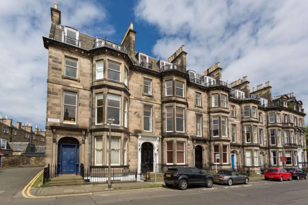 EGLINTON CRESCENT, WEST END, EH12 5BY 2 bed flat £2,100 pcm (£485 pw)