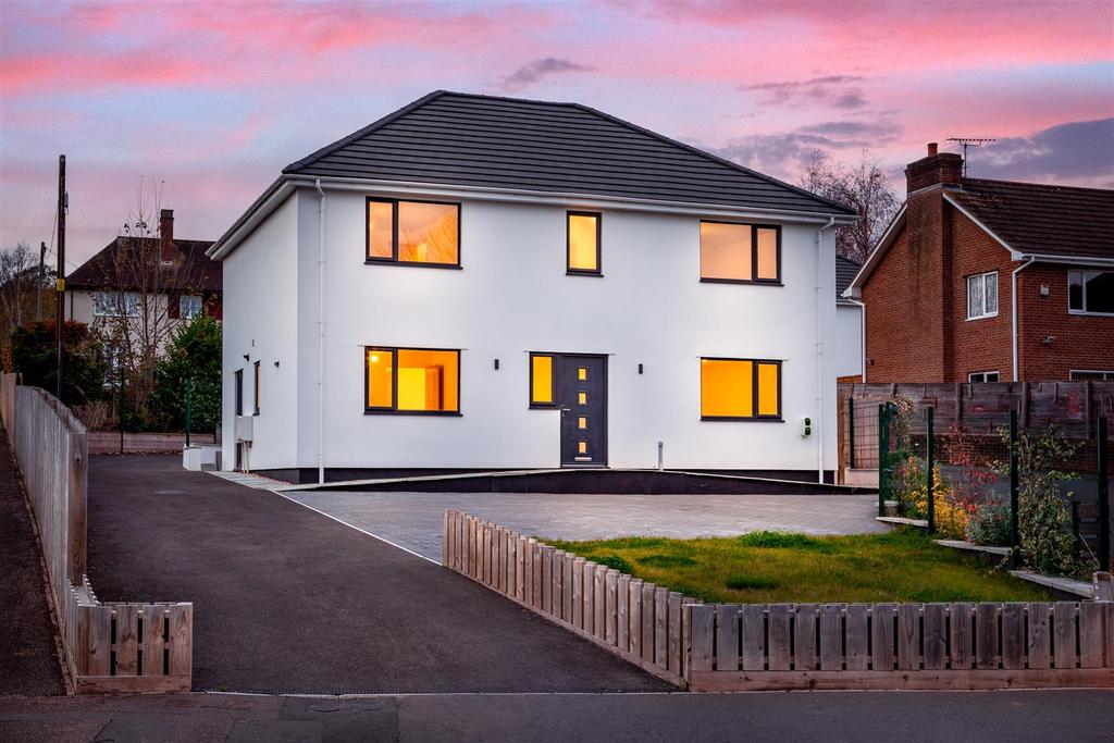 Threshers, Crediton 4 bed detached house £425,000