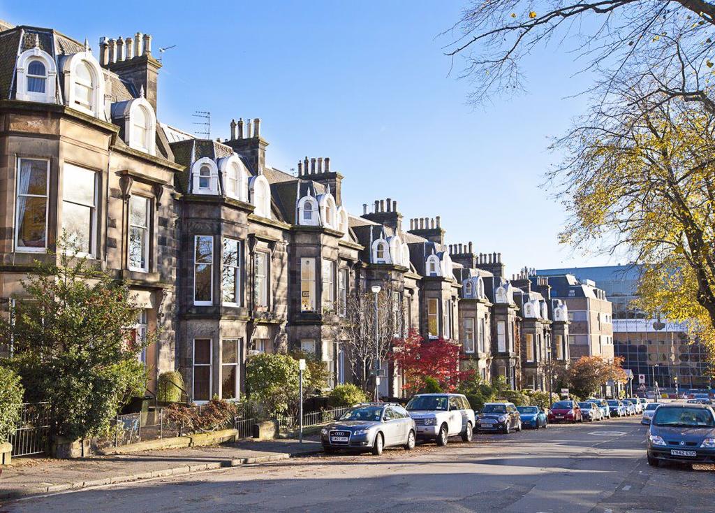 MAGDALA CRESCENT, EDINBURGH, EH12 5BE 2 bed flat £1,100 pcm (£254 pw)