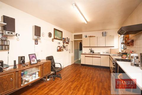 93 Bathurst Gardens, London, NW10 5JJ