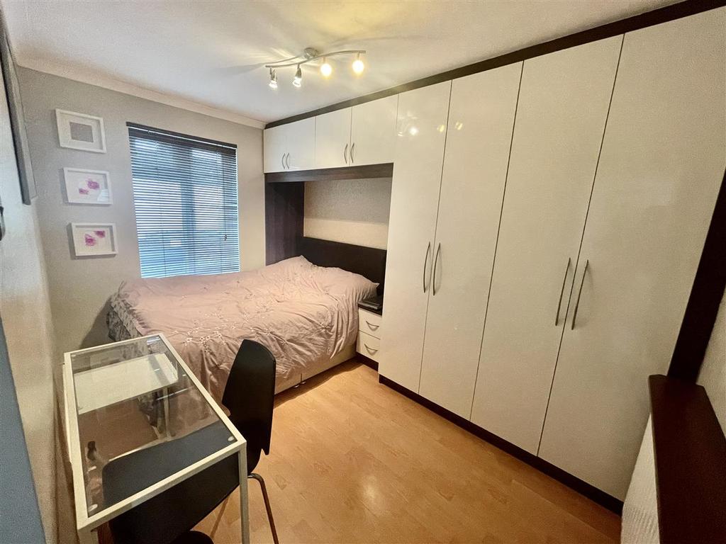 Thorncliffe Road, Southall 3 bed terraced house £1,750 pcm (£404 pw)