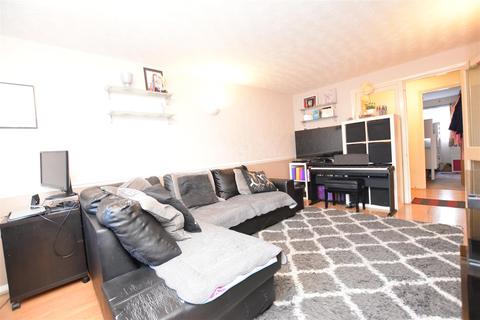 12 Sapphire Close, Dagenham, RM8 1UF