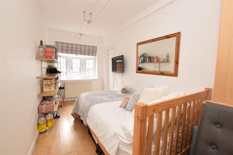 32 Reynolds Avenue, Chadwell Heath, Romford, RM6 4NS