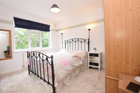 36 Grantham Gardens, Romford, RM6 6HJ