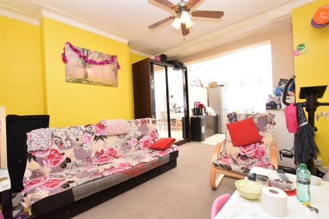 39 Adelaide Gardens, Romford, RM6 6SS