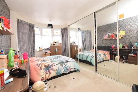 39 Adelaide Gardens, Romford, RM6 6SS