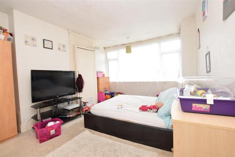 39 Adelaide Gardens, Romford, RM6 6SS