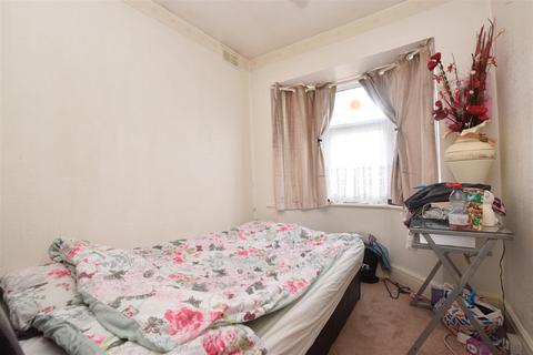 39 Adelaide Gardens, Romford, RM6 6SS