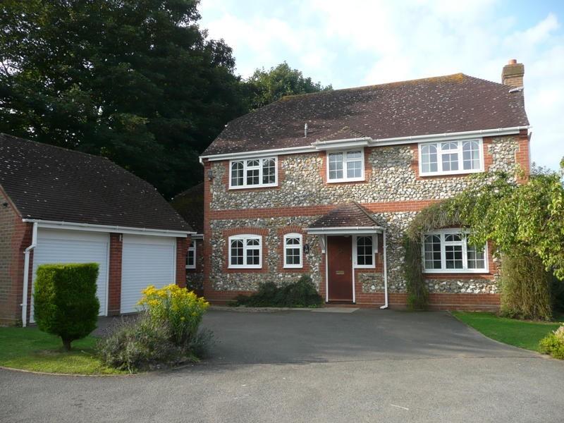 Bunbury Way, Epsom Downs, Surrey KT17 4 bed detached house £2,500 pcm