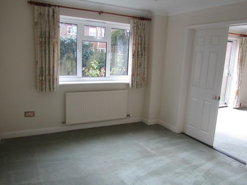 Bunbury Way, Epsom Downs, Surrey KT17 4 bed detached house £2,500 pcm