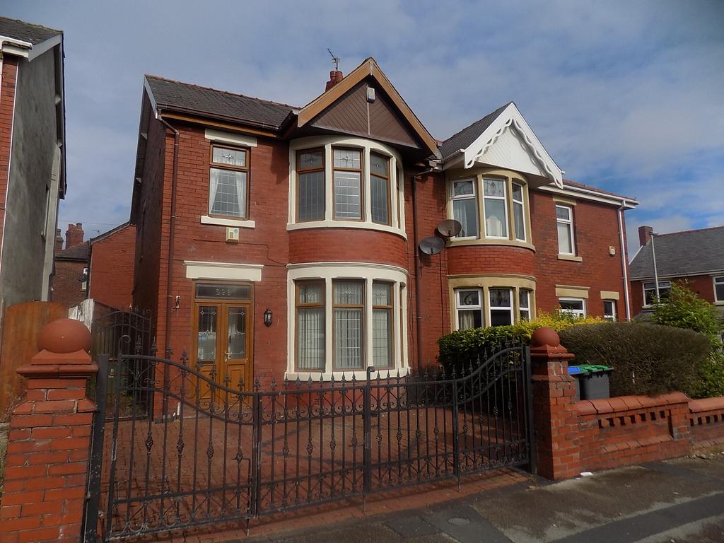 Warbreck Drive, Blackpool FY2 3 bed semidetached house for sale £149,950