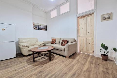 2 bedroom ground floor flat to rent - Mansfield Road, Ilford IG1 3BD