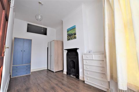 2 bedroom ground floor flat to rent, Kensington Gardens, Ilford IG1 3EL
