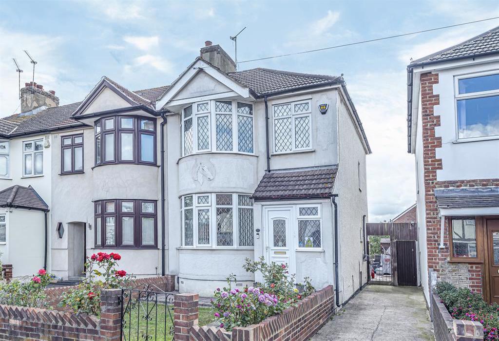 Hubert Road, Rainham 3 bed semidetached house £400,000