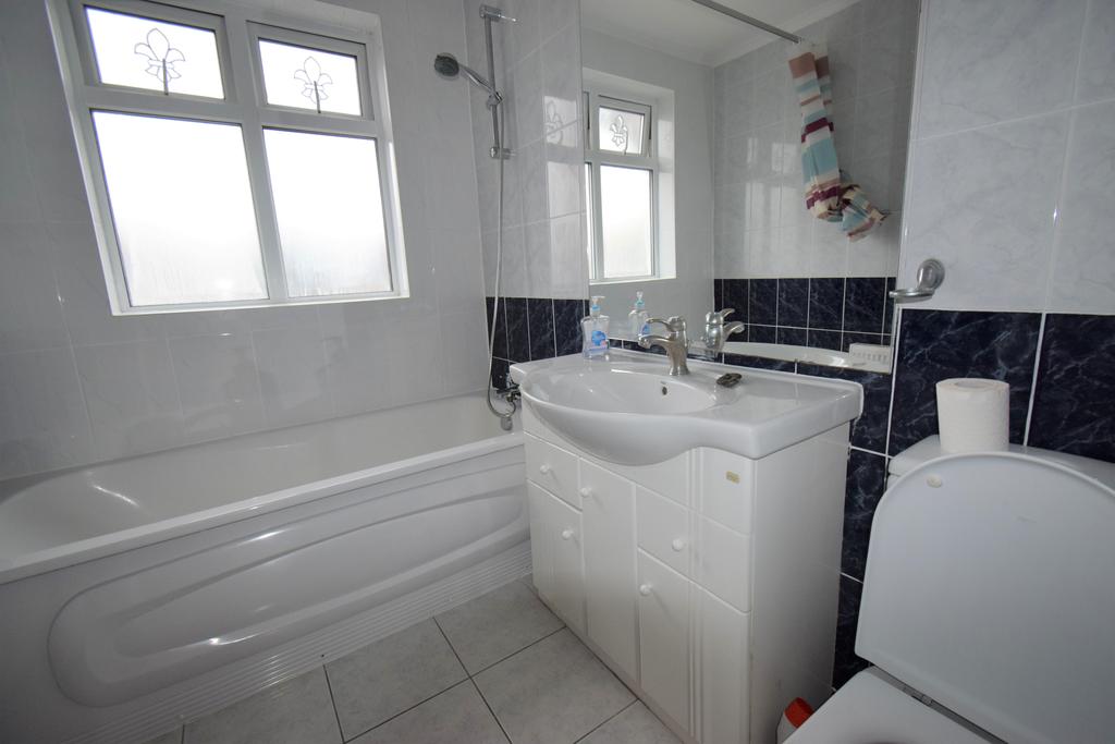 Ambleside Gardens, Wembley HA9 3 bed semidetached house £1,750 pcm