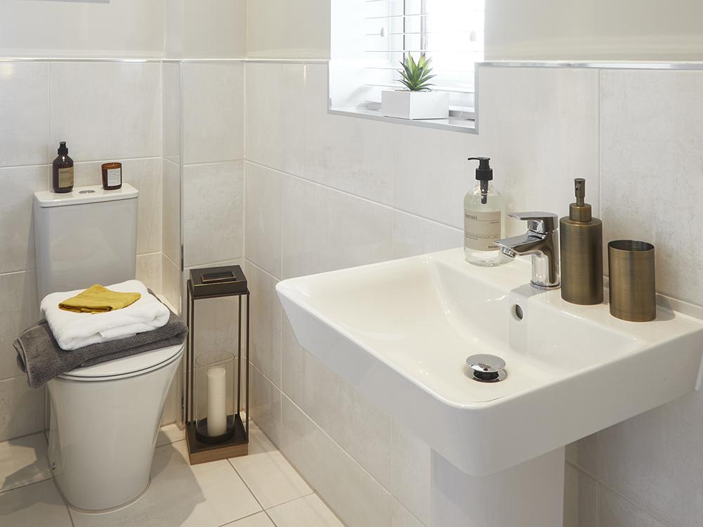 En-suite bathroom to master bedroom