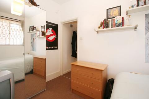 1 bedroom in a flat share to rent, County Street, London SE1