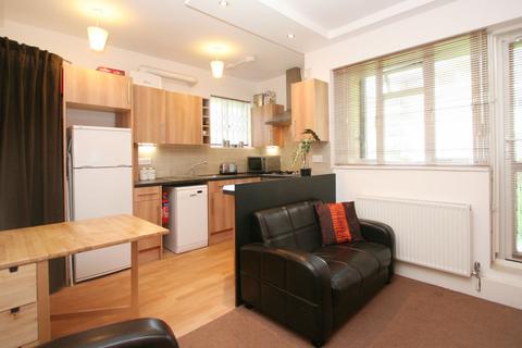 1 bedroom in a flat share to rent, County Street, London SE1