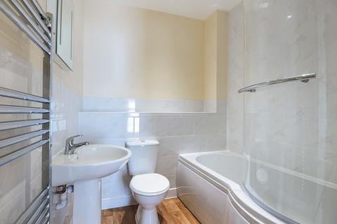 2 bedroom ground floor flat to rent, Flat 3 Athelstan House, 25 Station Road