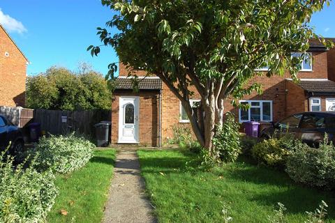 3 bedroom semi-detached house to rent, Meadowbank, Hitchin