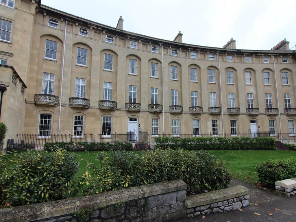 Royal Crescent, WestonsuperMare... 2 bed flat £775 pcm (£179 pw)