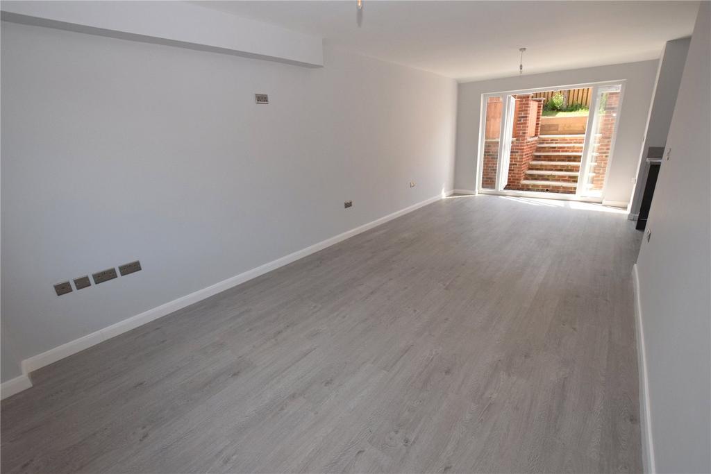 Stonecliffe Drive, Leeds, West Yorkshire 3 bed semidetached house £