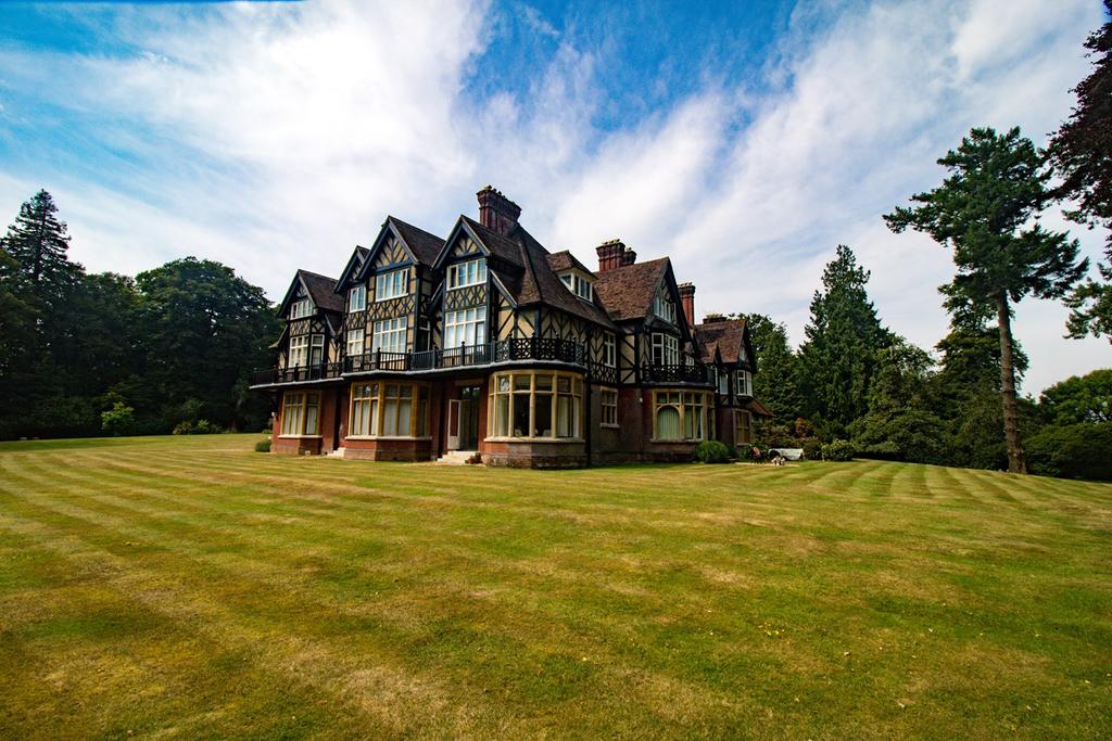 Castle Malwood Lodge, Minstead... 2 bed apartment - £995 pcm (£230 pw)